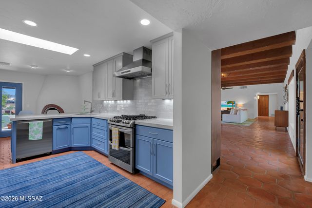 330 E Hillcrest Place, Tucson, AZ 85704