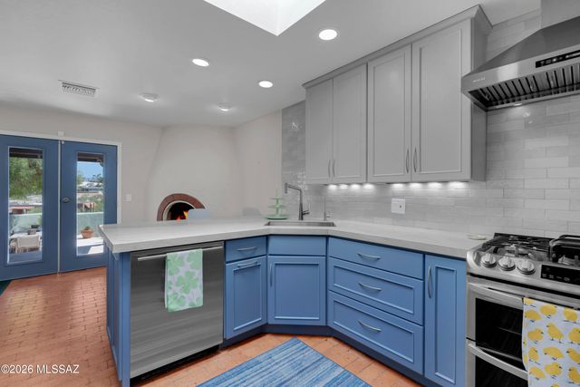 330 E Hillcrest Place, Tucson, AZ 85704