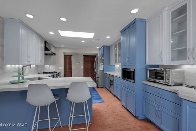 330 E Hillcrest Place, Tucson, AZ 85704