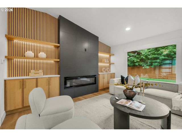 18111 Sw PIONEER Ct, Lake Oswego, OR 97034