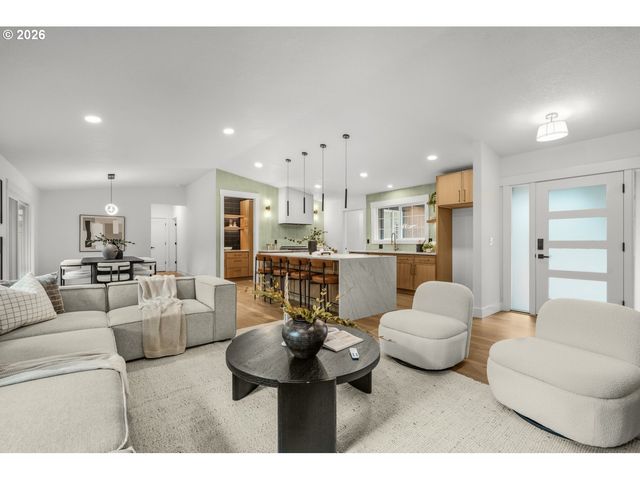 18111 Sw PIONEER Ct, Lake Oswego, OR 97034