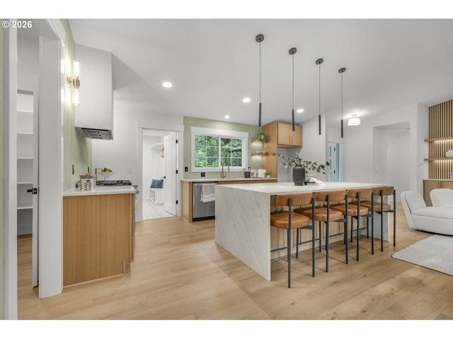 18111 Sw PIONEER Ct, Lake Oswego, OR 97034