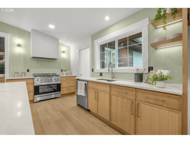 18111 Sw PIONEER Ct, Lake Oswego, OR 97034