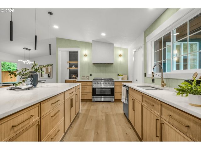 18111 Sw PIONEER Ct, Lake Oswego, OR 97034