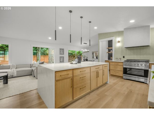 18111 Sw PIONEER Ct, Lake Oswego, OR 97034