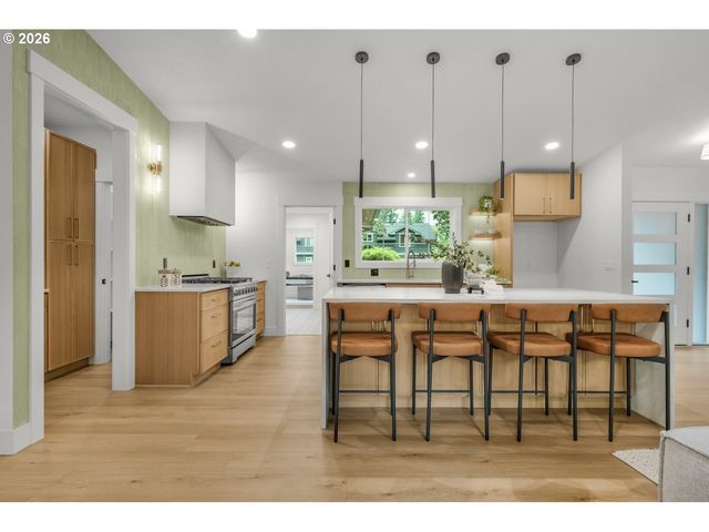 18111 Sw PIONEER Ct, Lake Oswego, OR 97034
