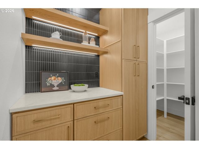 18111 Sw PIONEER Ct, Lake Oswego, OR 97034