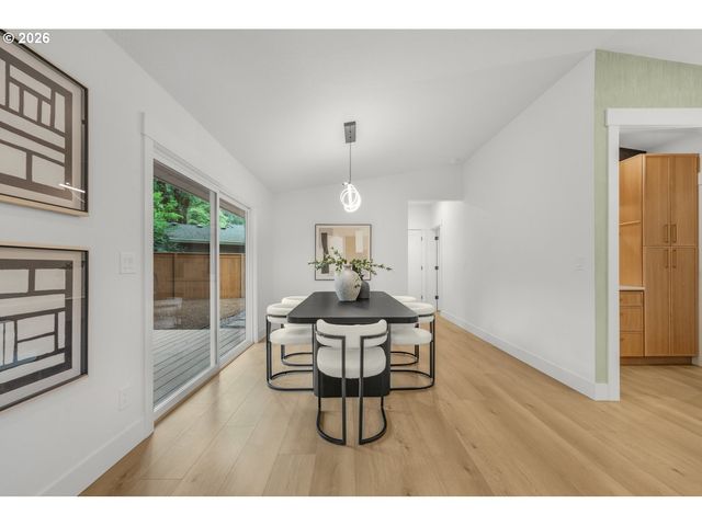 18111 Sw PIONEER Ct, Lake Oswego, OR 97034