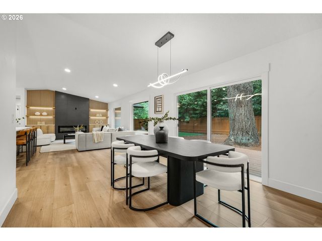 18111 Sw PIONEER Ct, Lake Oswego, OR 97034