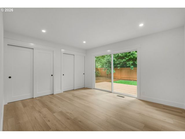 18111 Sw PIONEER Ct, Lake Oswego, OR 97034