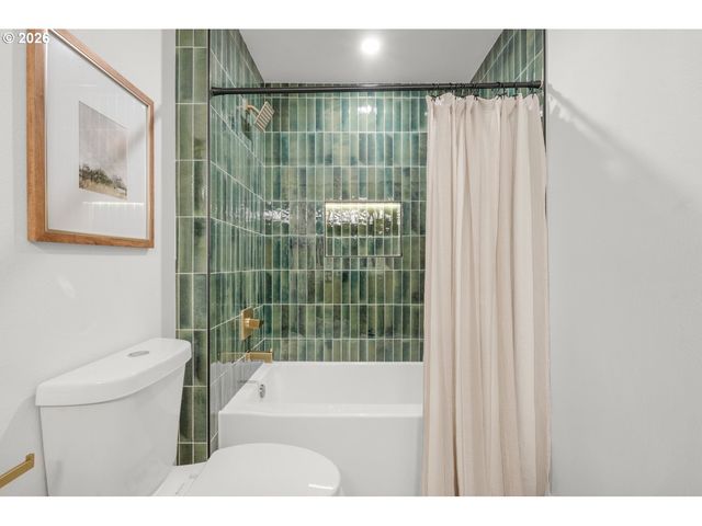 18111 Sw PIONEER Ct, Lake Oswego, OR 97034