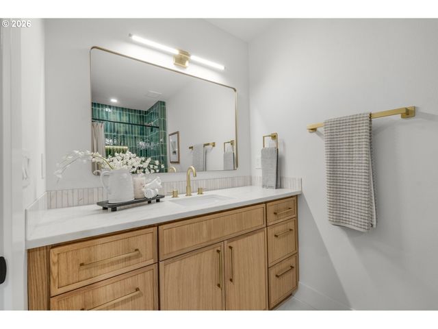 18111 Sw PIONEER Ct, Lake Oswego, OR 97034