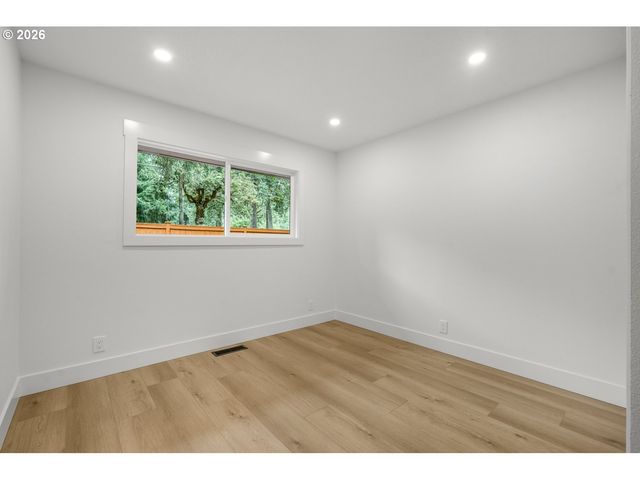 18111 Sw PIONEER Ct, Lake Oswego, OR 97034