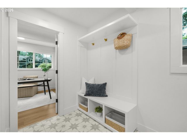 18111 Sw PIONEER Ct, Lake Oswego, OR 97034