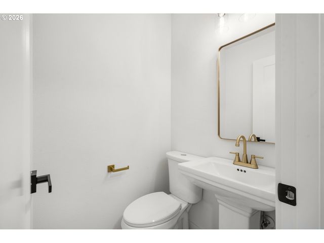 18111 Sw PIONEER Ct, Lake Oswego, OR 97034