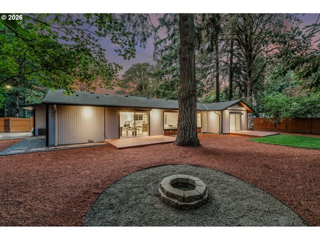 18111 Sw PIONEER Ct, Lake Oswego, OR 97034