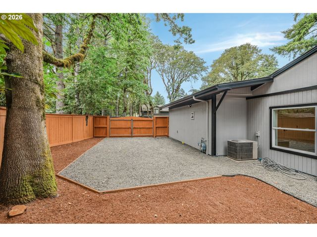18111 Sw PIONEER Ct, Lake Oswego, OR 97034