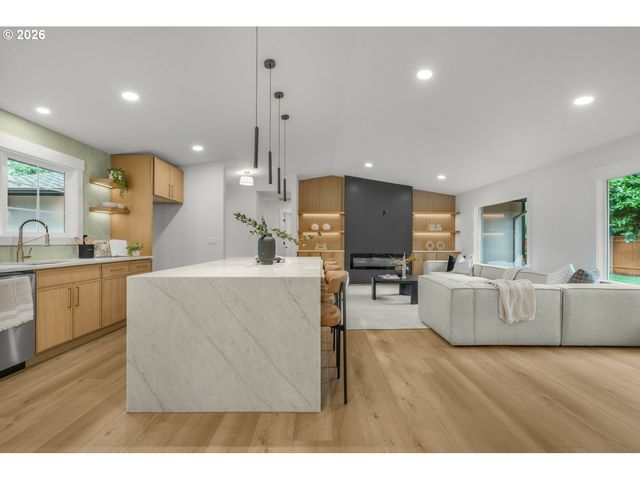 18111 Sw PIONEER Ct, Lake Oswego, OR 97034