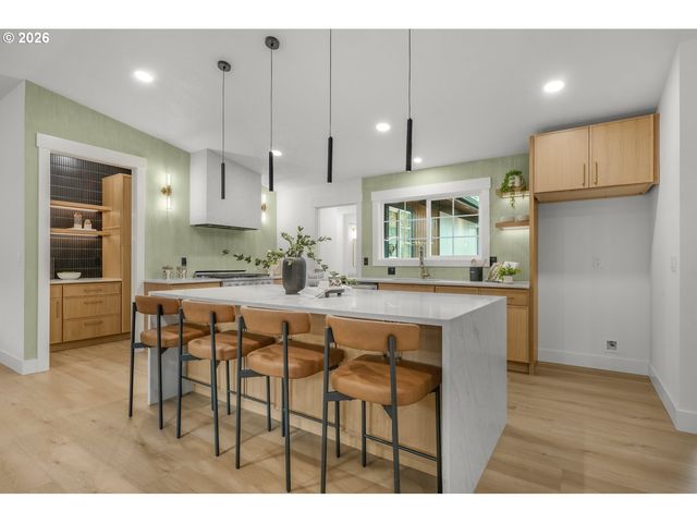 18111 Sw PIONEER Ct, Lake Oswego, OR 97034