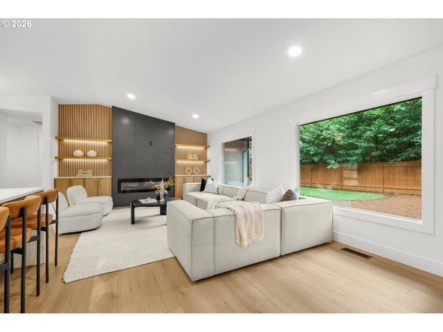 18111 Sw PIONEER Ct, Lake Oswego, OR 97034