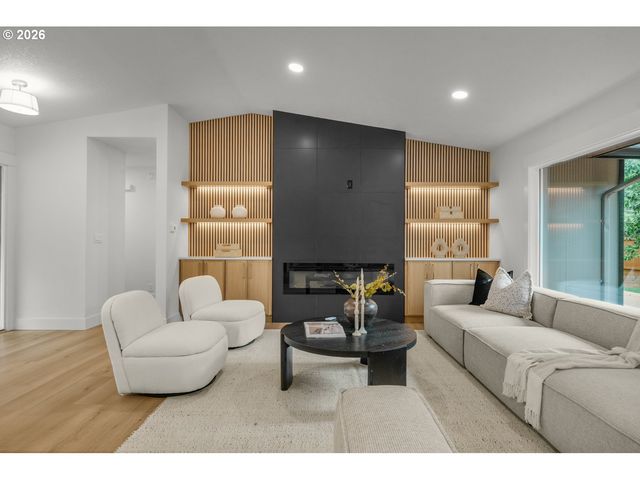 18111 Sw PIONEER Ct, Lake Oswego, OR 97034