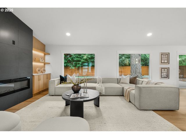 18111 Sw PIONEER Ct, Lake Oswego, OR 97034
