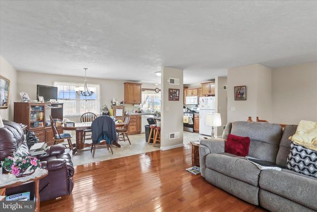2440 BELAIR DR, Dover, PA 17315