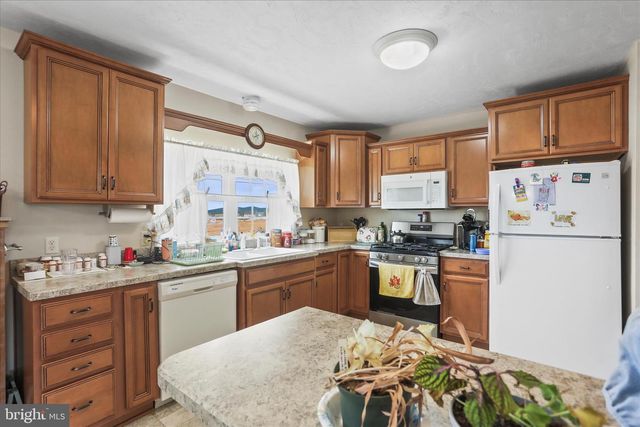 2440 BELAIR DR, Dover, PA 17315