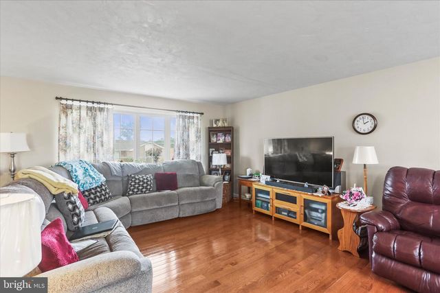2440 BELAIR DR, Dover, PA 17315