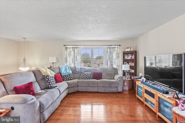 2440 BELAIR DR, Dover, PA 17315