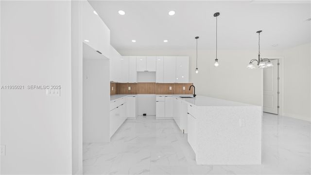 1121 CROCUS ST E, Lehigh Acres, FL 33974