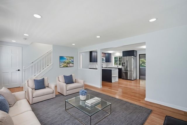 38 Green Meadow Ln, West Springfield, MA 01089