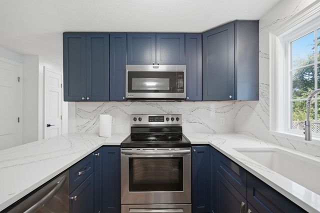 38 Green Meadow Ln, West Springfield, MA 01089