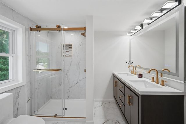 38 Green Meadow Ln, West Springfield, MA 01089
