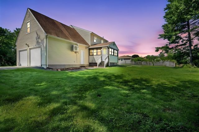 38 Green Meadow Ln, West Springfield, MA 01089