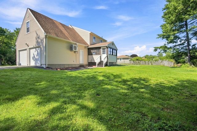 38 Green Meadow Ln, West Springfield, MA 01089