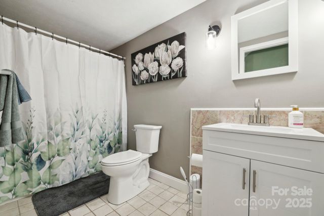 33 Milburn Lane, Hendersonville, NC 28792