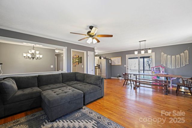 33 Milburn Lane, Hendersonville, NC 28792