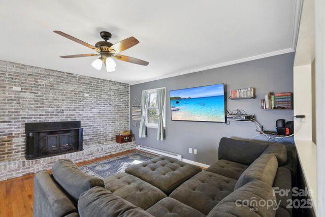 33 Milburn Lane, Hendersonville, NC 28792