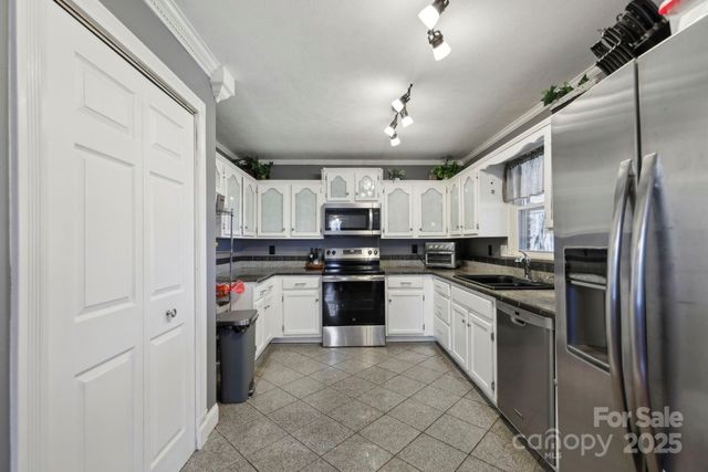 33 Milburn Lane, Hendersonville, NC 28792