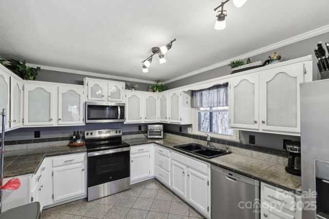 33 Milburn Lane, Hendersonville, NC 28792