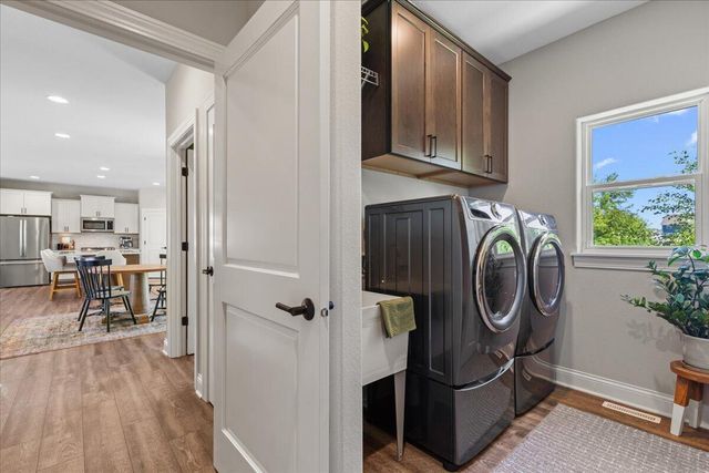 2900 Loretta LANE, West Bend, WI 53090