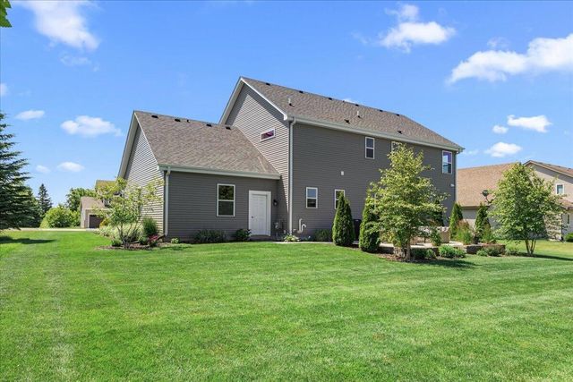 2900 Loretta LANE, West Bend, WI 53090