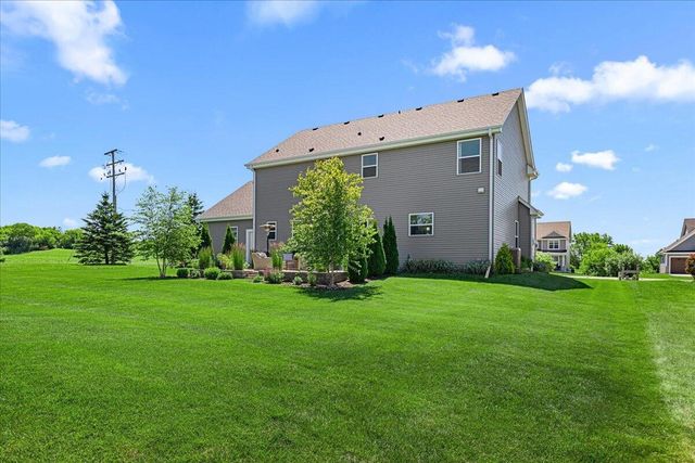 2900 Loretta LANE, West Bend, WI 53090