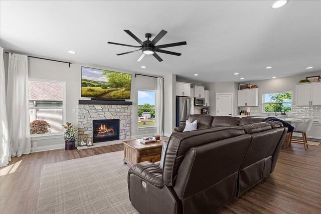 2900 Loretta LANE, West Bend, WI 53090
