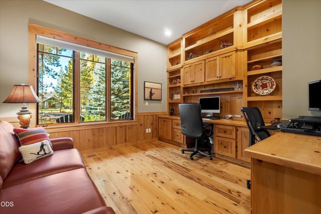 56740 Nest Pine Drive, Bend, OR 97707