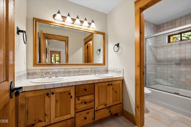 56740 Nest Pine Drive, Bend, OR 97707