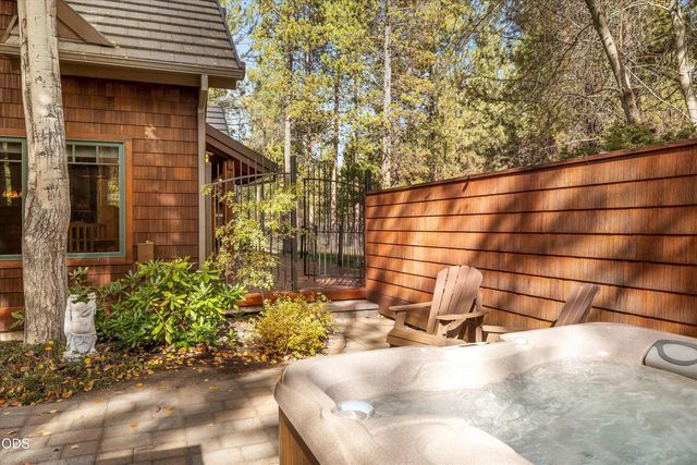 56740 Nest Pine Drive, Bend, OR 97707