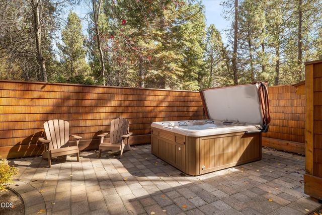 56740 Nest Pine Drive, Bend, OR 97707