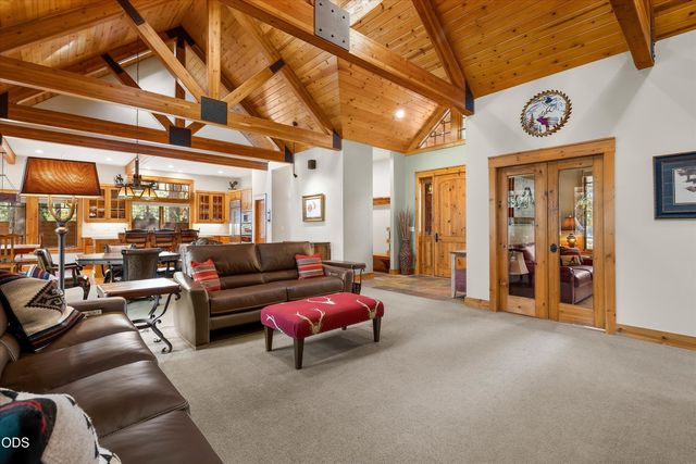 56740 Nest Pine Drive, Bend, OR 97707